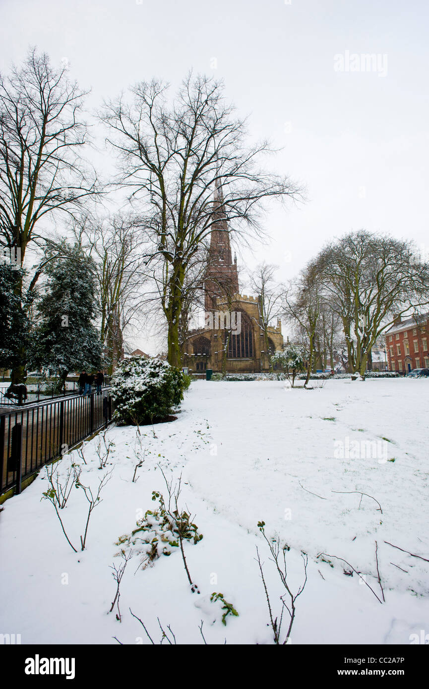 Holy Trinity Church, Coventry, UK, im Schnee. Stockfoto