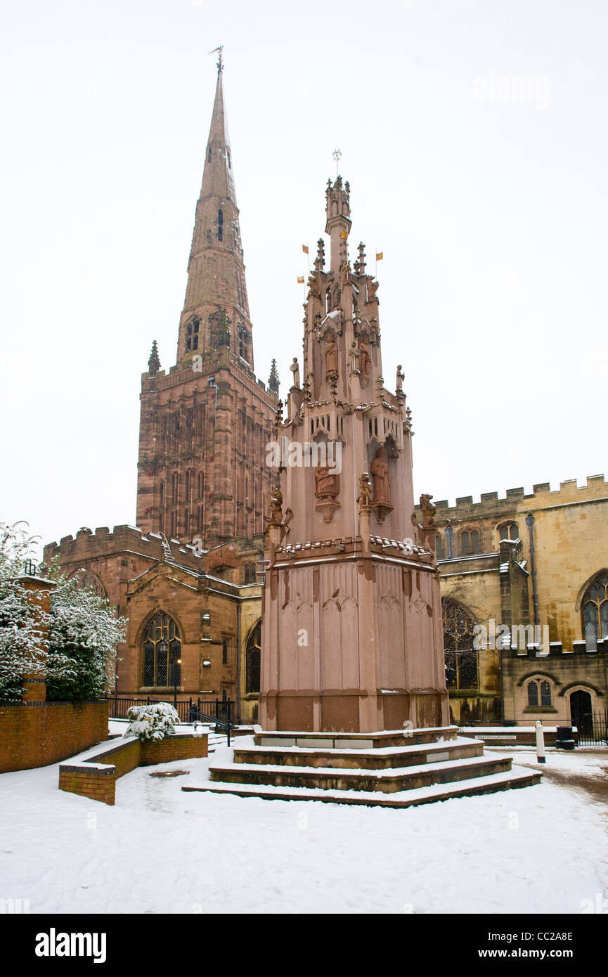 Das 1976 nachgebaute Coventry Cross Monument vor der Holy Trinity Church, angefertigt vom Bildhauer George Wagstaffe. Coventry, Großbritannien, im Schnee. Stockfoto