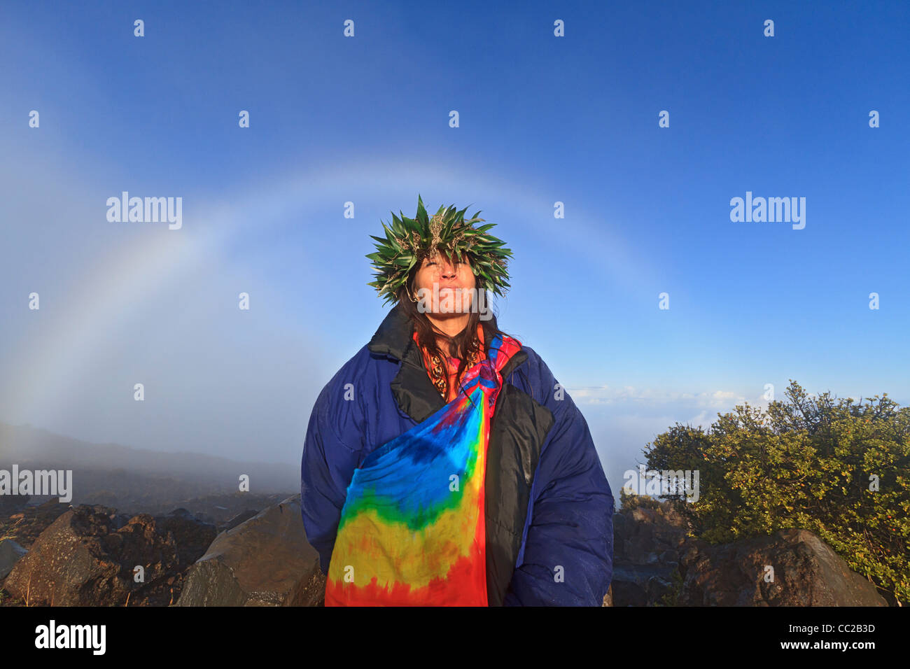 Barbara Bohonu, spirituell/kulturelle Heiler genießen einen Regenbogen kurz nach Sonnenaufgang am Haleakala Krater, Maui, Hawaii, USA. Stockfoto