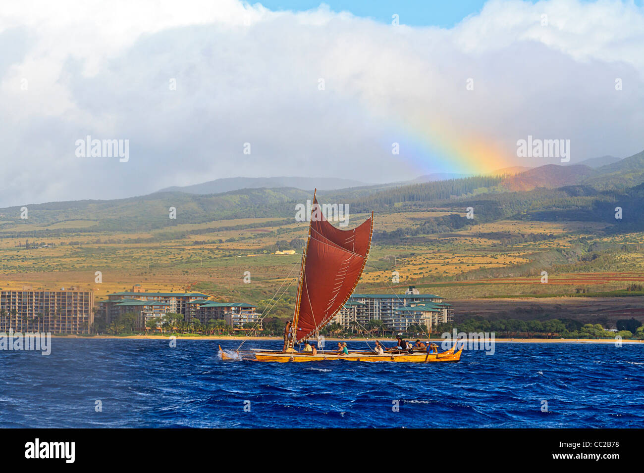 Mo'olele, Replik von einem alten hawaiianischen Krieg Kanu, Segeln in den Gewässern vor Maui, Hawaii, mit Regenbogen hinter sich. Stockfoto