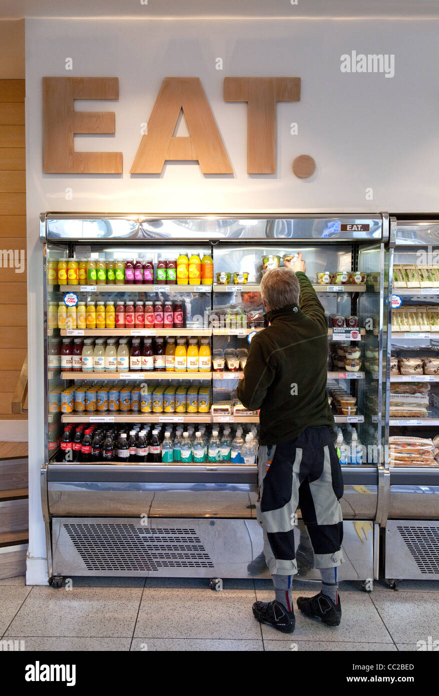 Ein Mann, der Kauf von Lebensmitteln in einem EAT-Café, Cambridge UK Stockfoto
