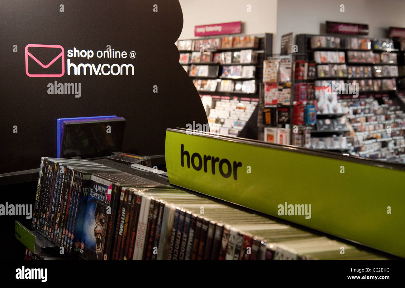 Horror DVD Regal, HMV speichern Cambridge UK Stockfoto
