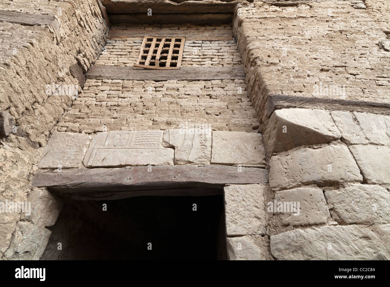 Tür zeigt alten pharaonischen blockiert in der historischen Dorf von El-Qasr in Dakhla Oase. Westliche Wüste, Ägypten Stockfoto