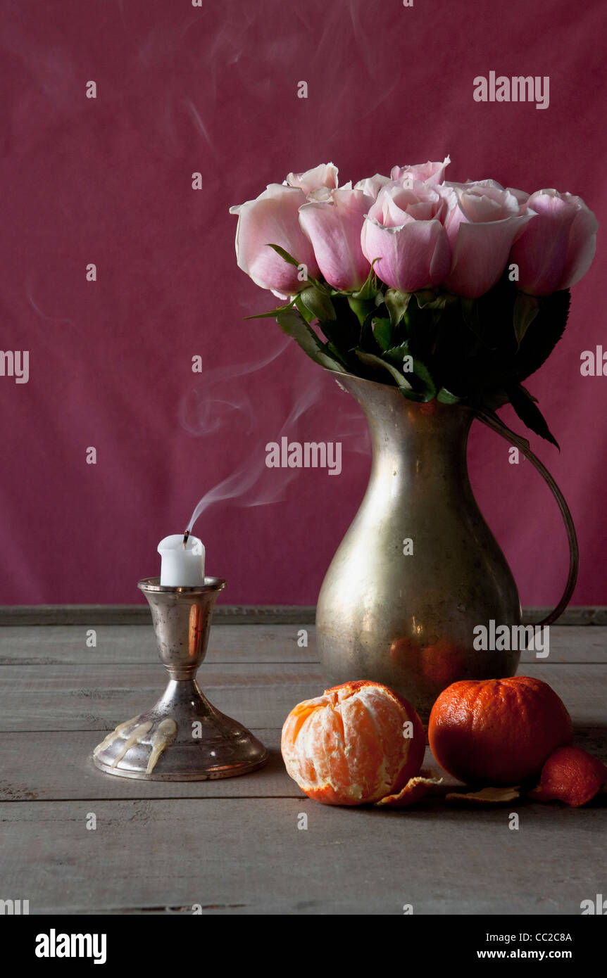 Rosen mit Mandarinen und Kerze Rauchen. Stockfoto
