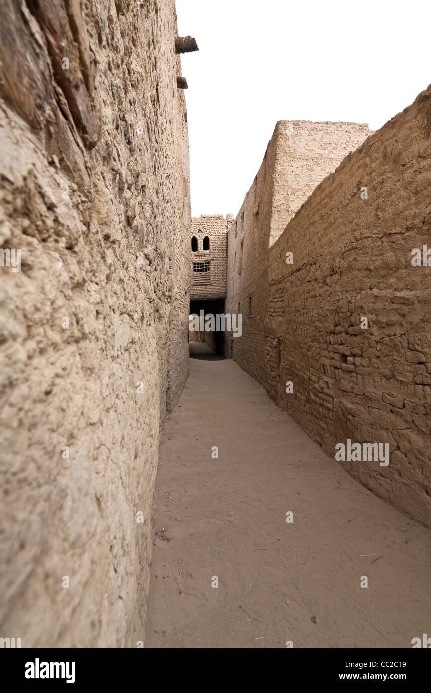 Lange Straße in der historischen Dorf von El-Qasr in Dakhla Oase. Westliche Wüste, Ägypten Stockfoto