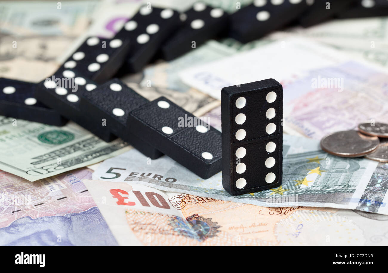 Domino auf Pfund, Euro und Dollar-Banknoten - Finanzkrise gefallen / Lager / Handel / banking Konzept Stockfoto