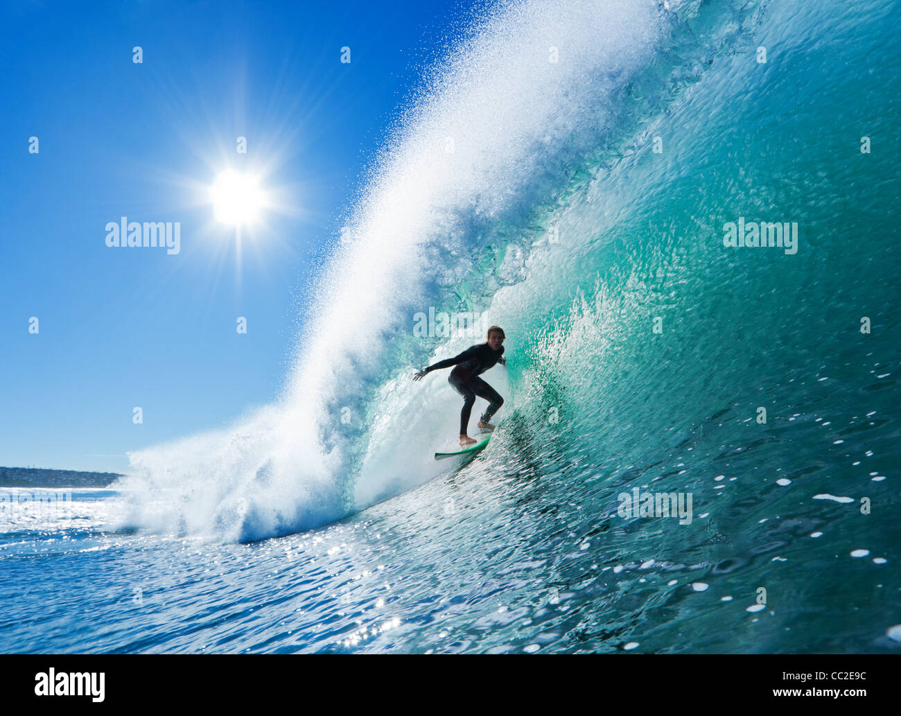 Surfer am Blue Ocean Wave Stockfoto