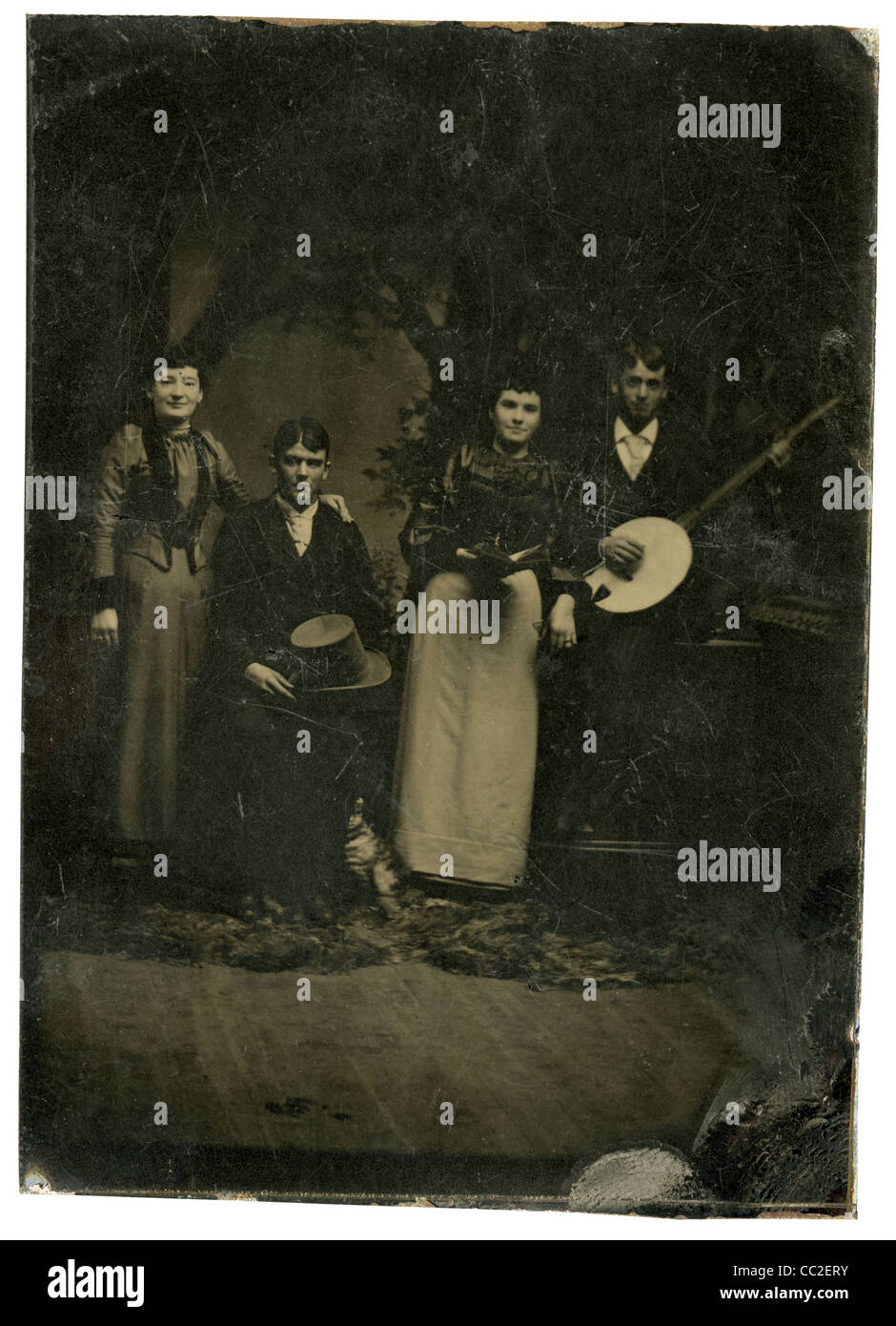 Ca. 1870 s Zinn Art Foto. Zeigt zwei Paare, eins mit einem Banjo und Liederbuch oder Gesangbuch. Stockfoto