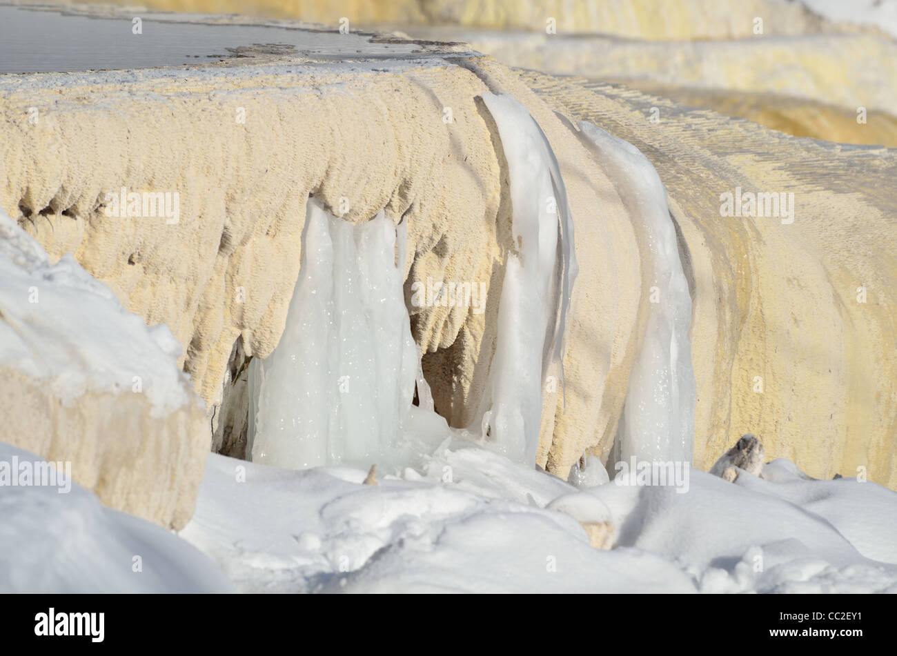 Nahaufnahme von einem Carbonat-Travertin-Einlagen mit Eis und Schnee. Mammoth Hot Springs, Yellowstone-Nationalpark, Wyoming, USA. Stockfoto