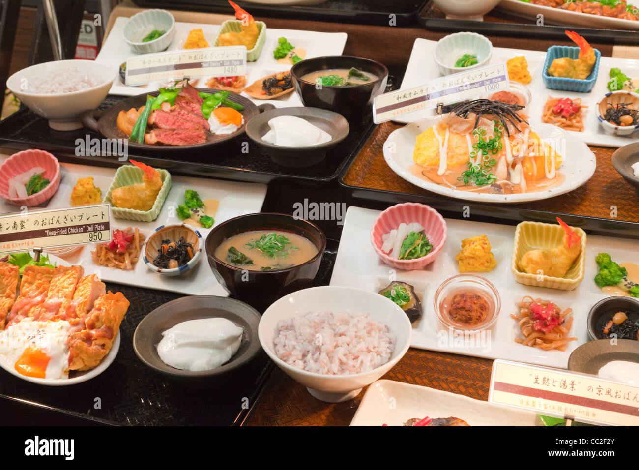 Replikat oder Kunststoff Nachahmung Essen vor einem Restaurant in Japan. Stockfoto