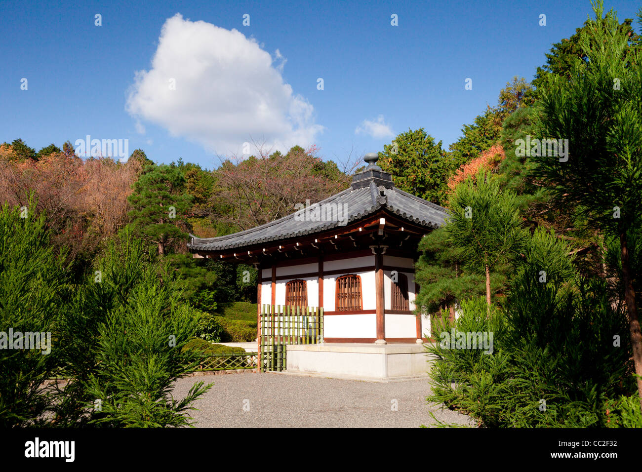 Ein kleines Schulgebäude auf dem Gelände des Ryōan-Ji-Tempel in Kyoto, Japan Stockfoto