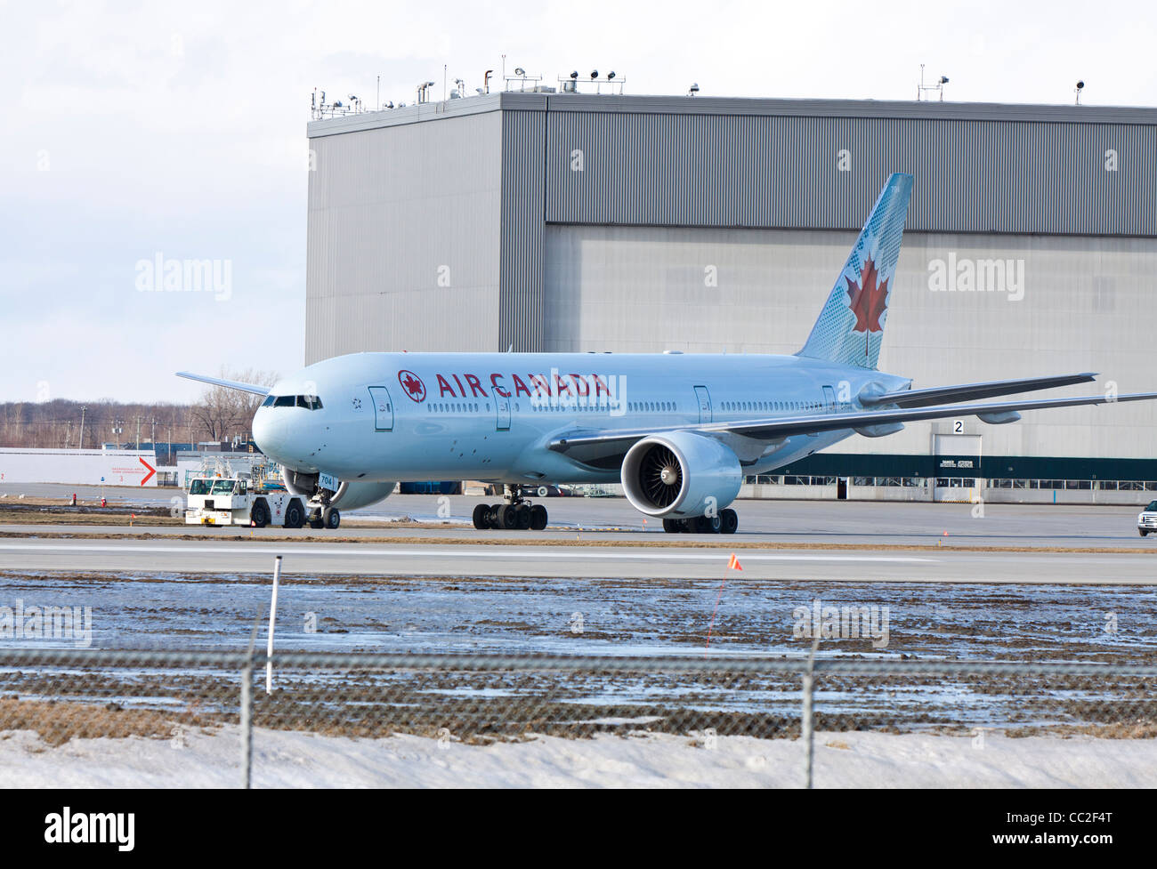 Air Canada Flugzeug wird rollte auf der Landebahn auf Pierre Elliot Trudeau International Airport in Montreal, Kanada. Stockfoto