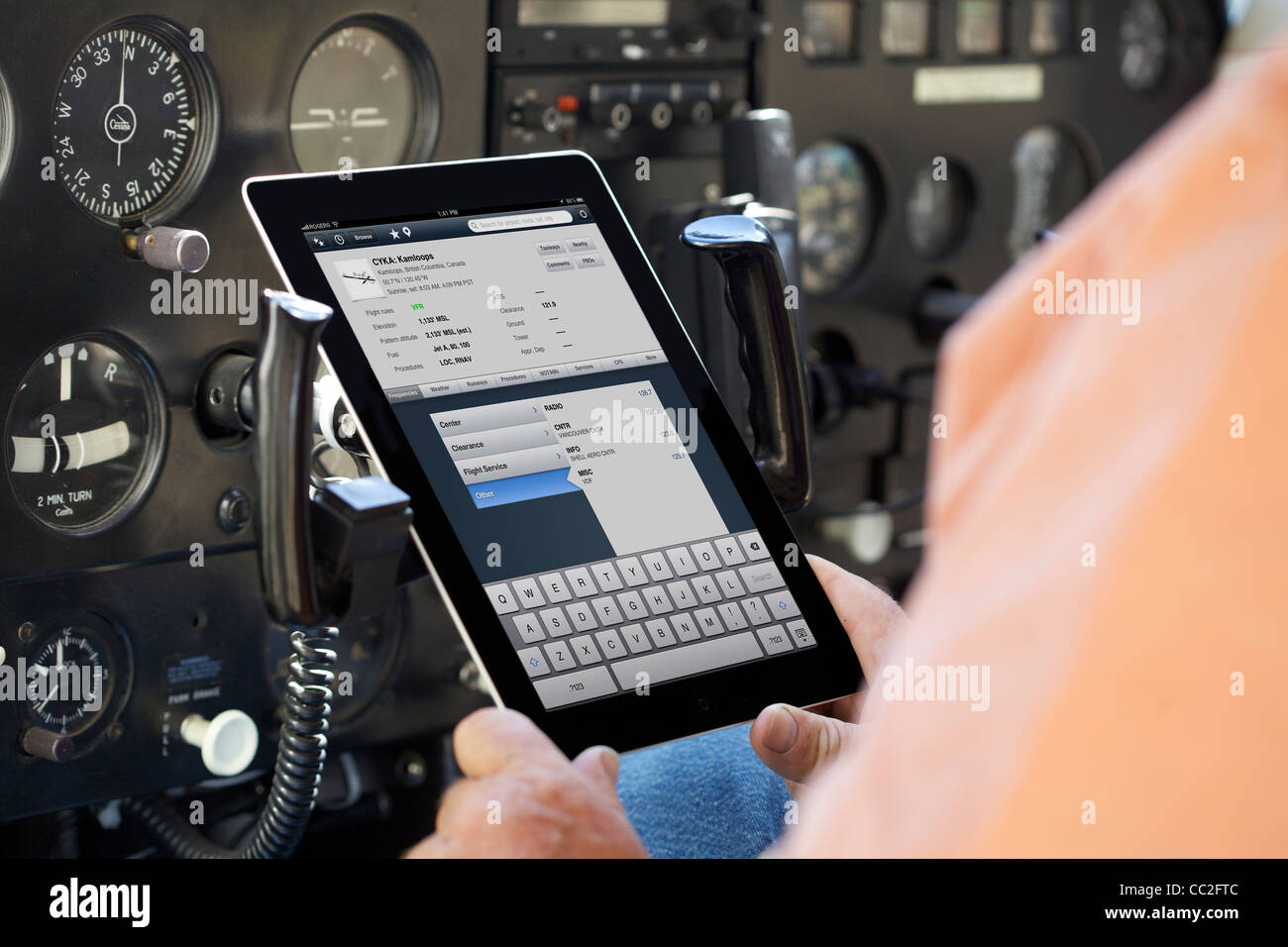 Private Flugzeug Pilot Wetter vor dem Flug mit seinem iPad überprüfen Stockfoto