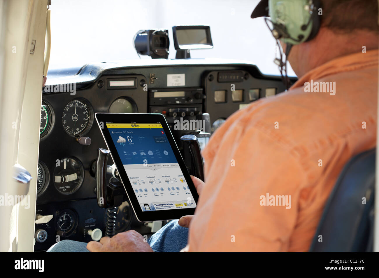 Private Flugzeug Pilot Wetter vor dem Flug mit seinem iPad überprüfen Stockfoto