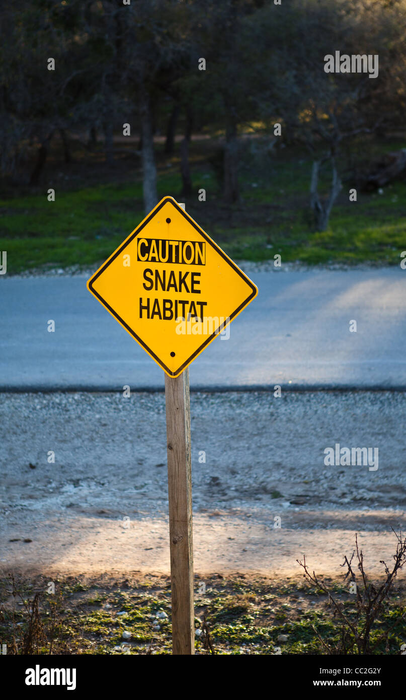 Schild - Vorsicht Schlange Habitat - in Texas Park Ausbeute Stockfoto