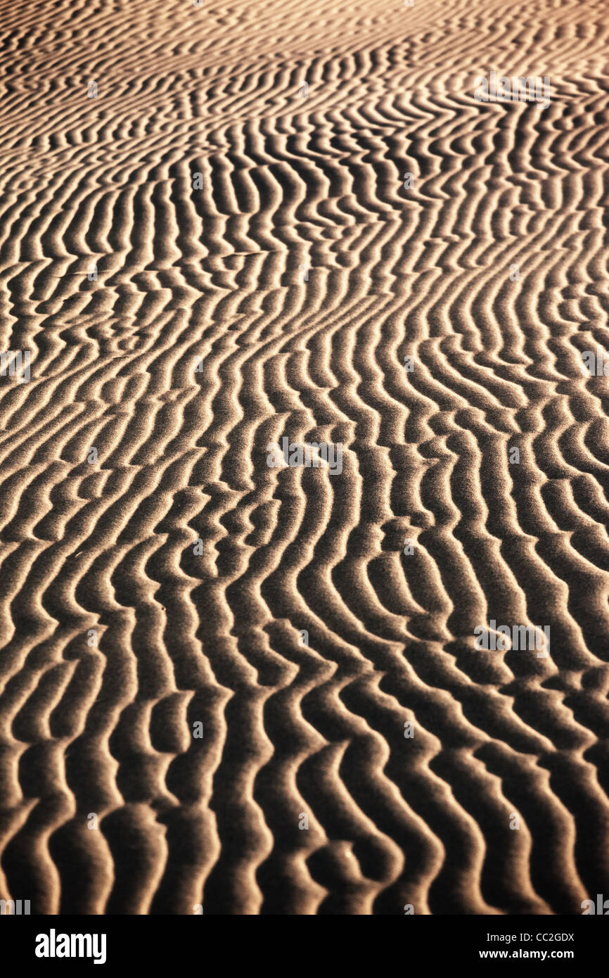 Sand Wellen in Wüste vertikale Hintergrund Stockfoto