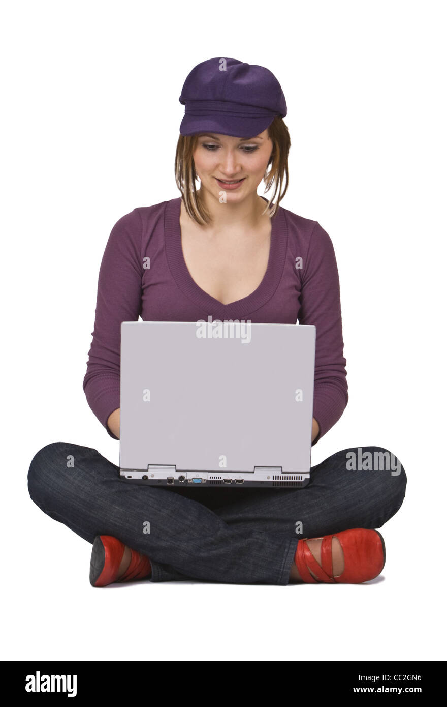 Junge Frau auf einem Laptop vor einem weißen Hintergrund isoliert arbeiten. Stockfoto