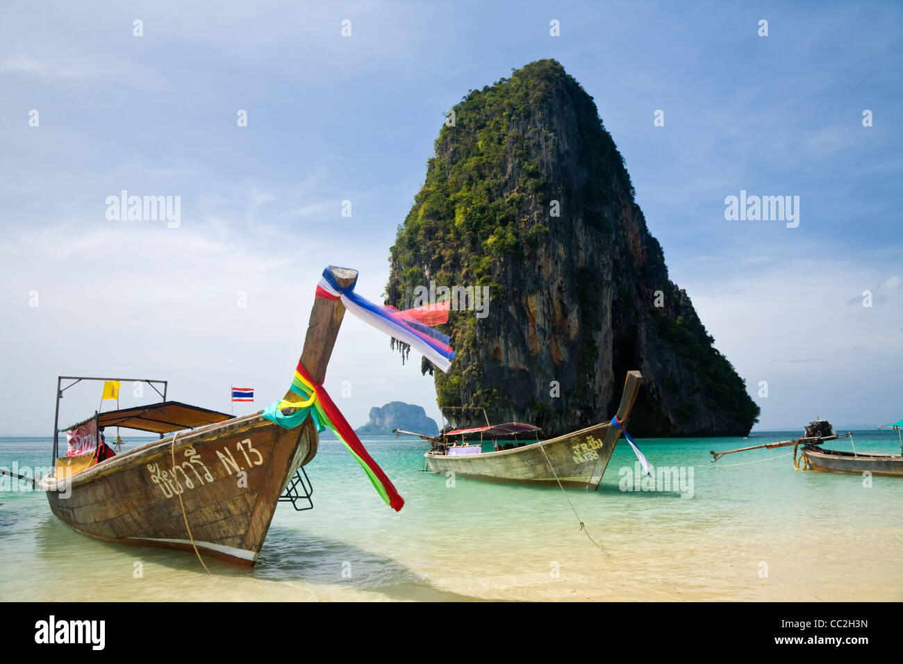 Longtail-Boote am Phra Nang Beach (Phra Nang Hut) mit Happy Island im Hintergrund. Railay, Krabi, Thailand Stockfoto