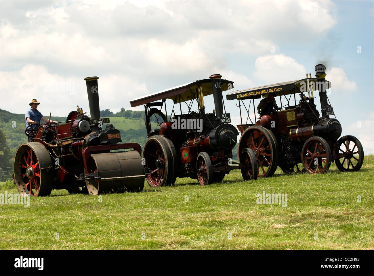 Ein Vogelsteller 10-Tonnen-Walze, ein Tasker B2 Cabrio Traktor und ein Tasker B2 4nhp Traktor in der Schlange vor Wiston Steam Rally. Stockfoto