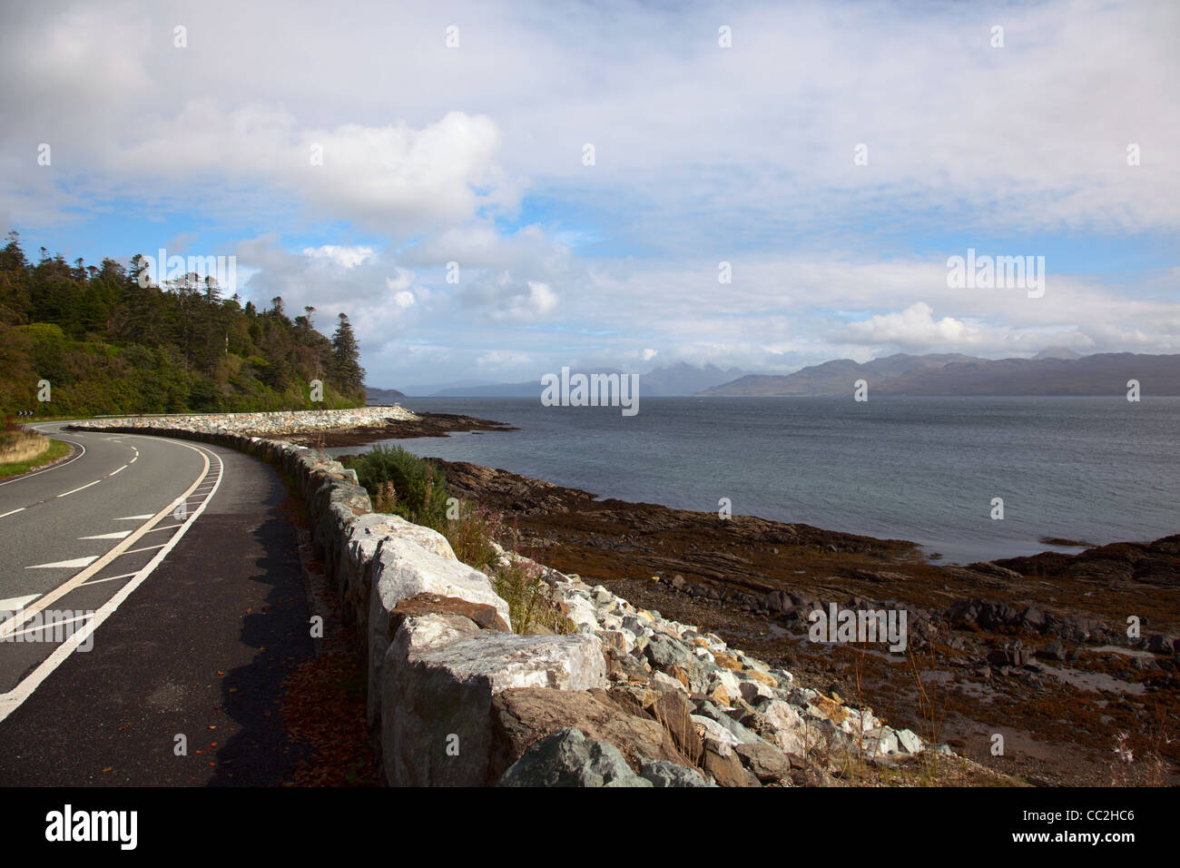 Straße und Damm auf Südost-Küste von Skye-Schottland Stockfoto