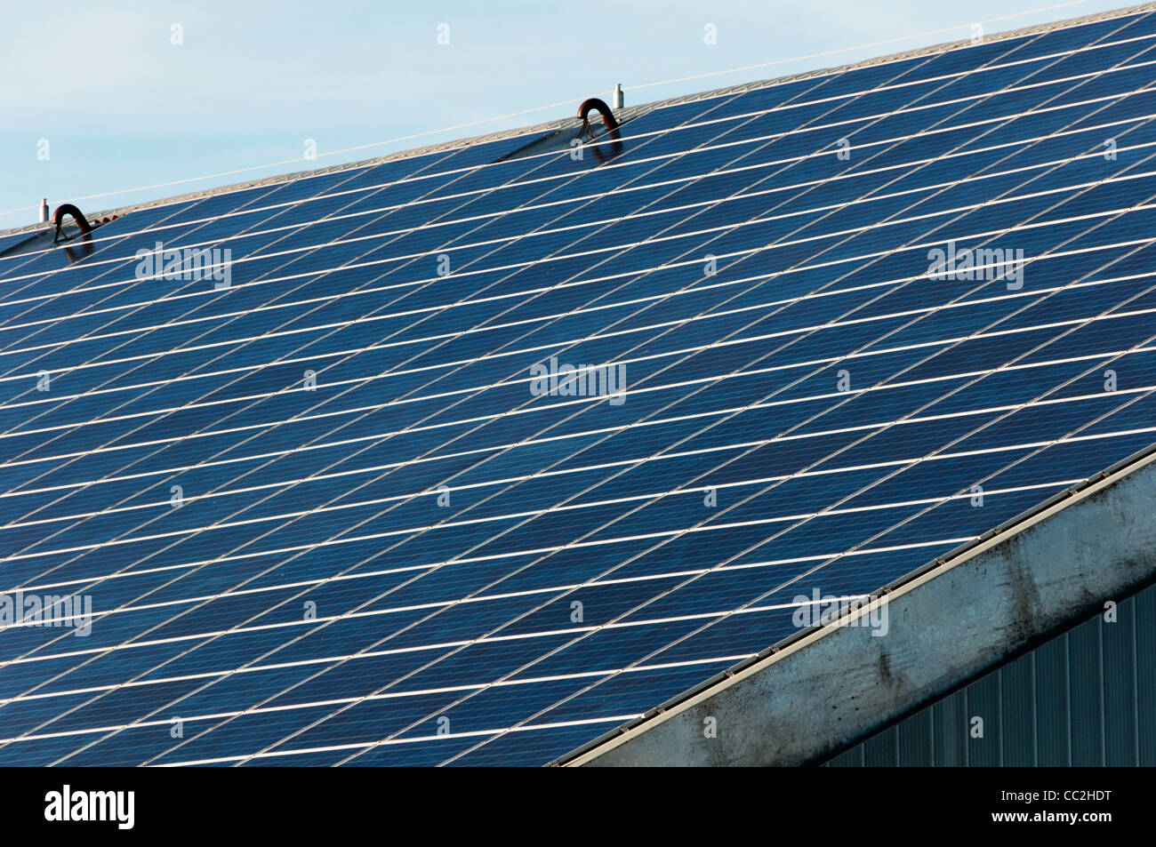 Eine erneuerbare Energieversorgung in Form von Photovoltaik-Modulen auf dem Dach einer neuen Entwicklung in Frankreich. Stockfoto