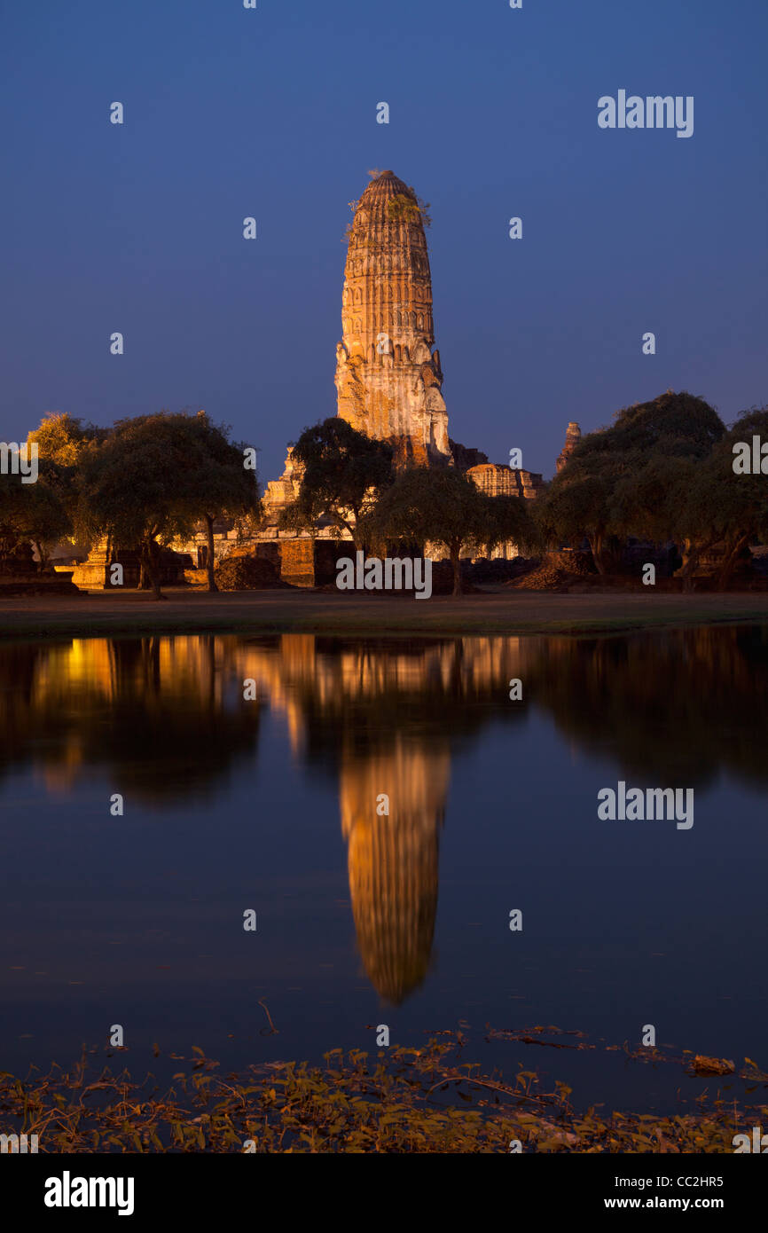 Der Prang des Wat Phra Ram Tempel nachts Ayuttaya Historical Park, Thailand Stockfoto