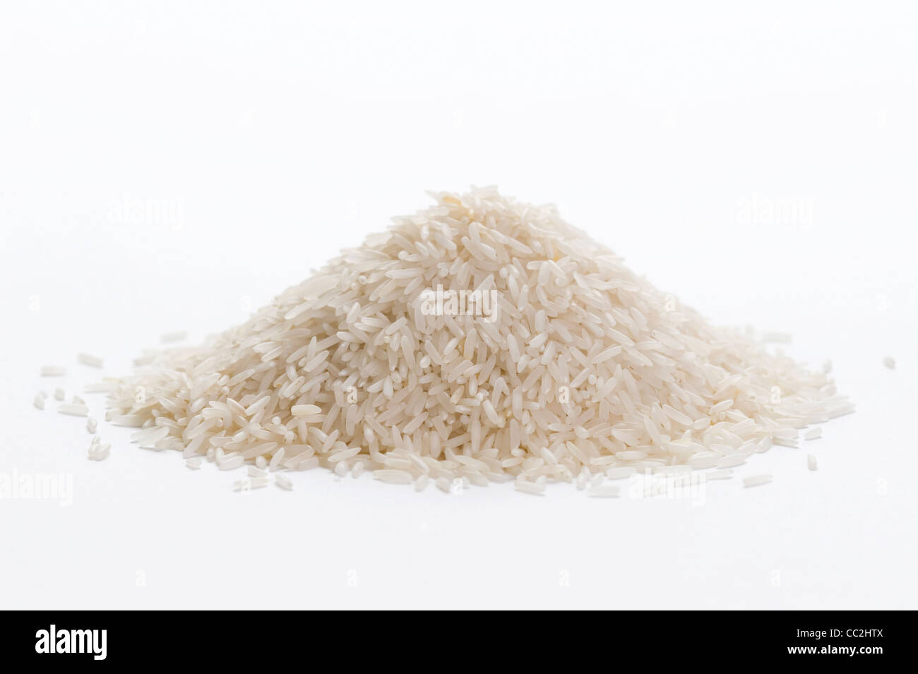 ungekocht Basmati-Reis in einen kleinen Stapel auf weißem Hintergrund Stockfoto