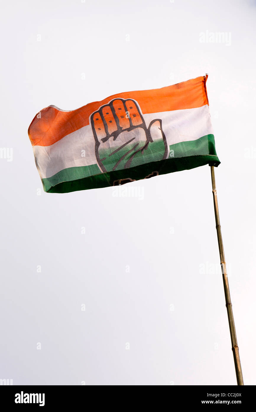 Indien, Arunachal Pradesh, alte Ziro Dorf indische Flagge geändert, um die Kongress-Partei-Hand-Symbol zu integrieren Stockfoto