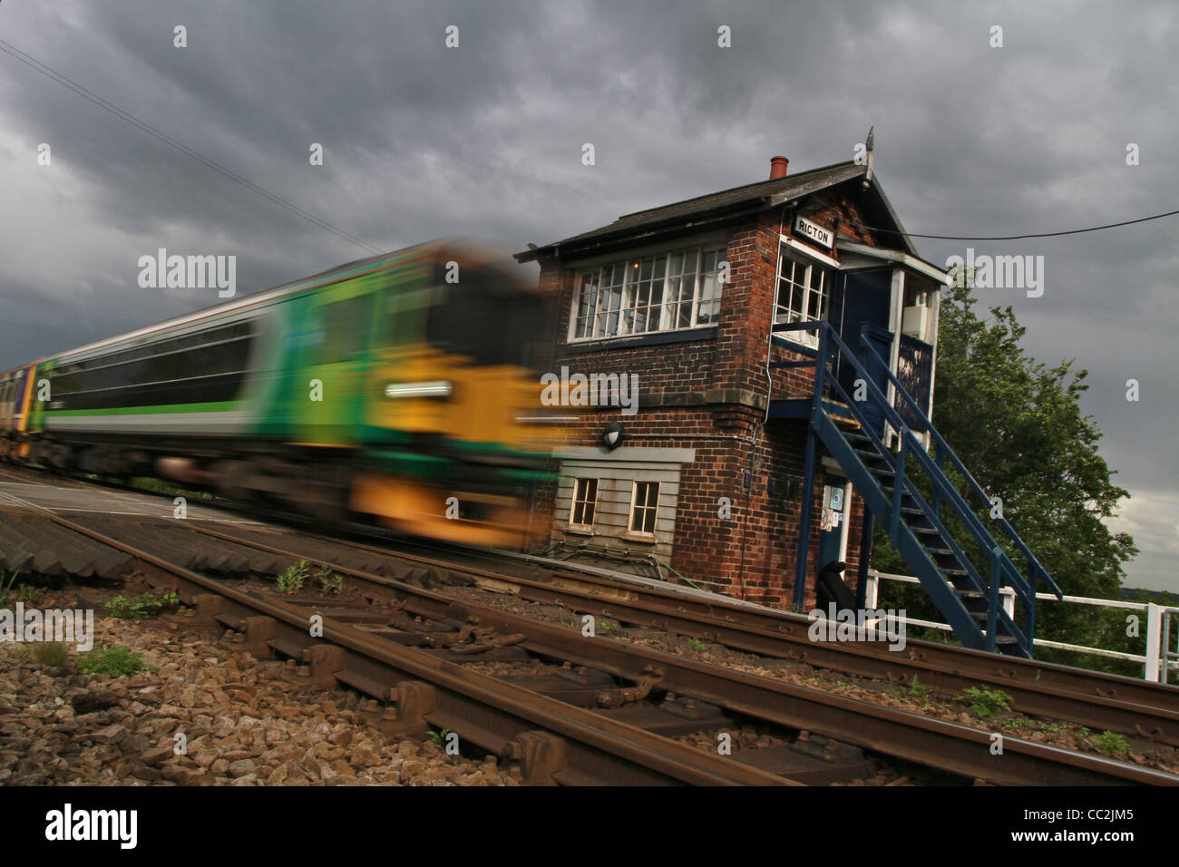 rasenden Zug ein Bahnübergang auf der Durchreise Stockfoto