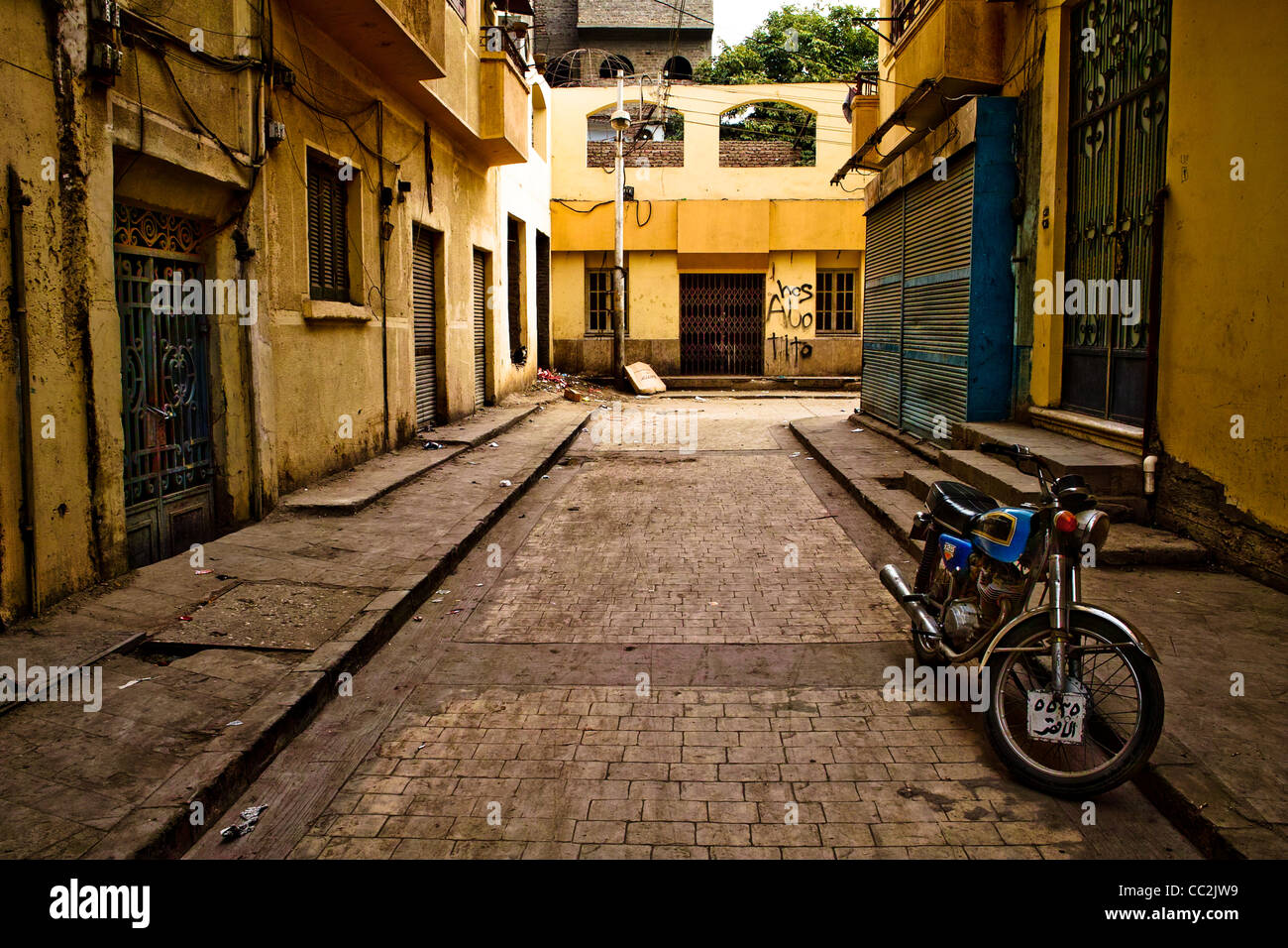 Seitenstraße der Stadt Luxor, Ägypten mit Motorrad Stockfoto