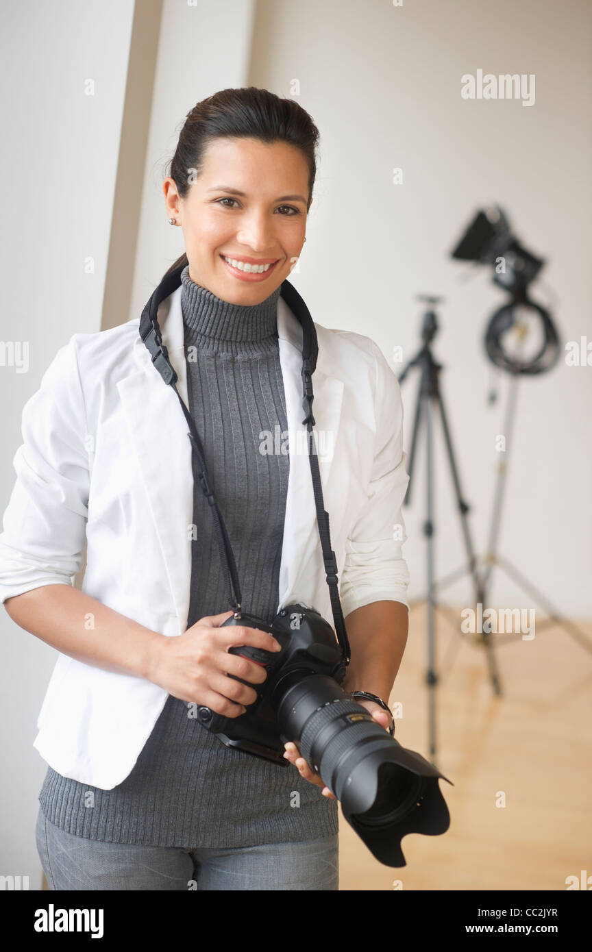 USA, New Jersey, Jersey City, Portrait Frau mit Digitalkamera Stockfoto