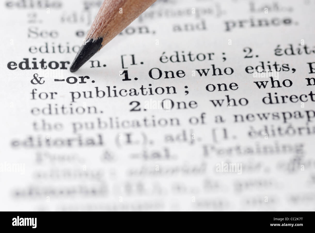 Flachen DOF, Fokus auf Editor und Spitze des Bleistifts. Stockfoto