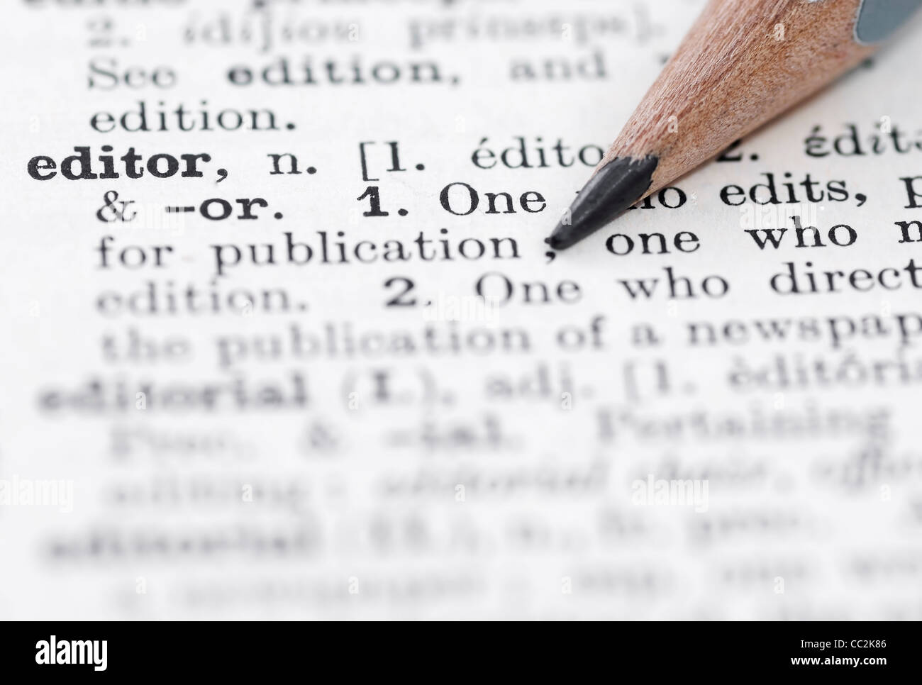 Flachen DOF, Fokus auf Editor und Spitze des Bleistifts. Stockfoto