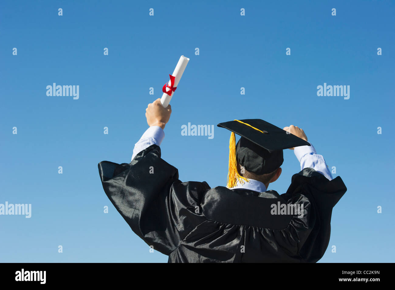 USA, New Jersey, Jersey City, Teenage Boy (16-17) bei seiner Abschlussfeier Stockfoto