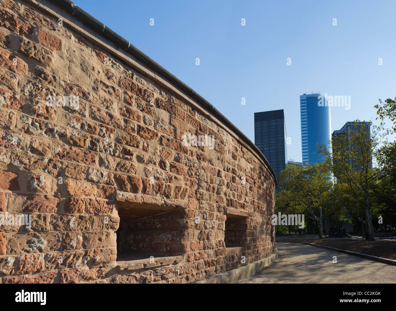 USA, New York State, New York City, Ansicht von Clinton Schloss mit Wolkenkratzern im Hintergrund Stockfoto