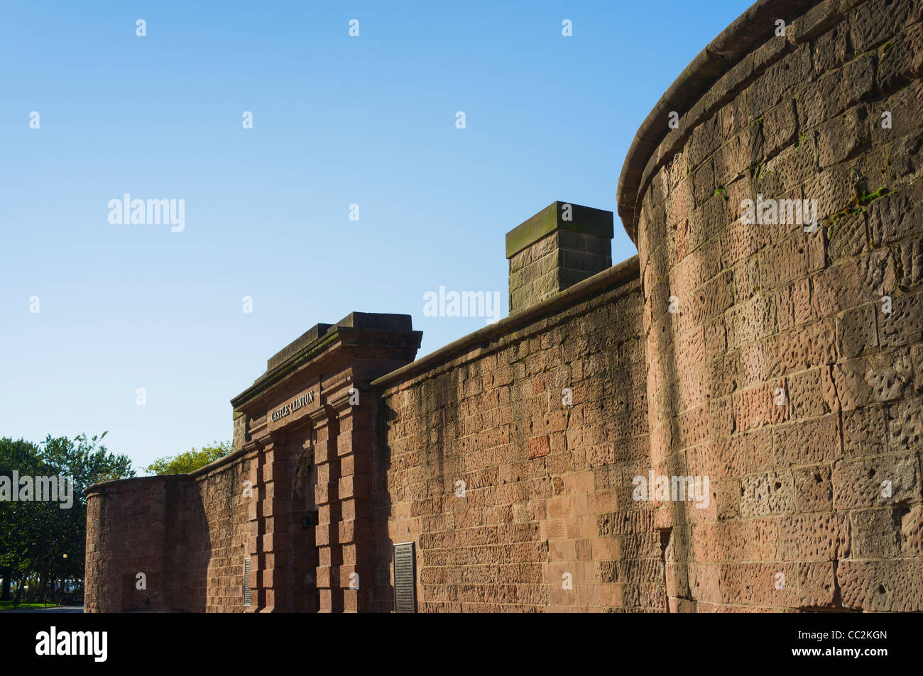 USA, New York State, New York City, Ansicht von Clinton Schloss mit Wolkenkratzern im Hintergrund Stockfoto