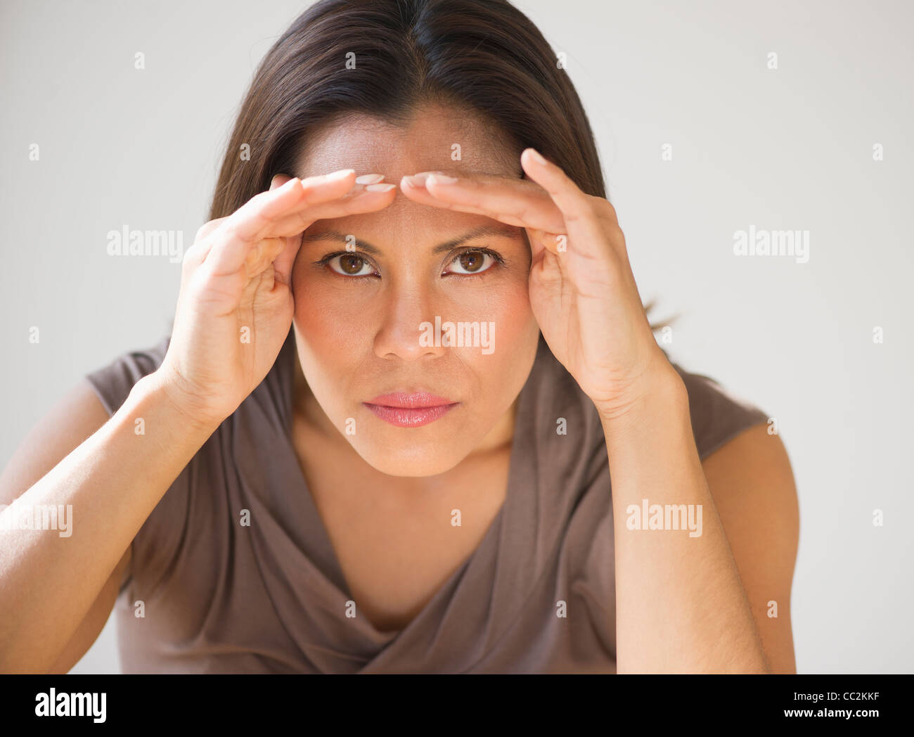 Studio der Abschirmung Augen Frau geschossen Stockfoto