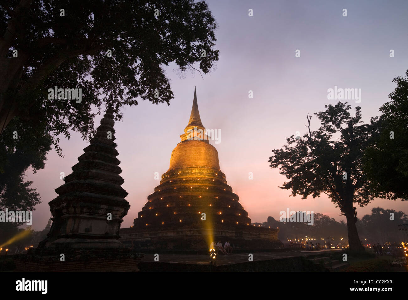 Blick über einen See, um Wat Chana Songkram, während des Festes des Loi Krathong beleuchtet.  Sukhothai, Sukhothai, Thailand Stockfoto