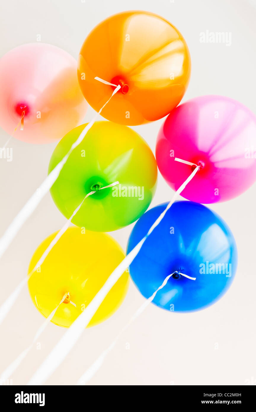 Ballons vor weißem Hintergrund Studio gedreht Stockfoto