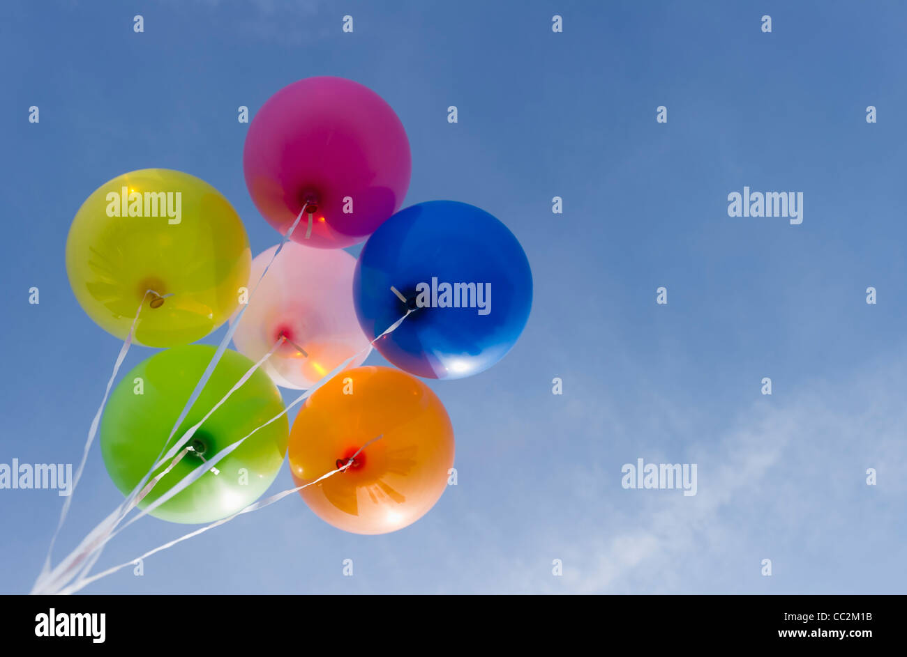 USA, New Jersey, Jersey City, Luftballons gegen blauen Himmel Stockfoto