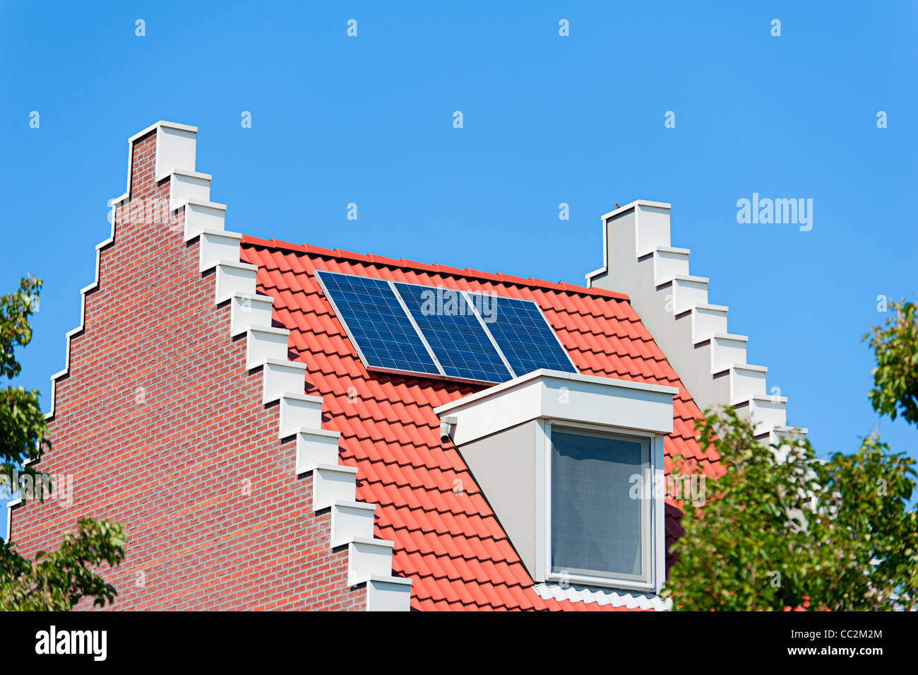 Moderne niederländische Haus mit Solarzellen auf dem Dach Stockfoto