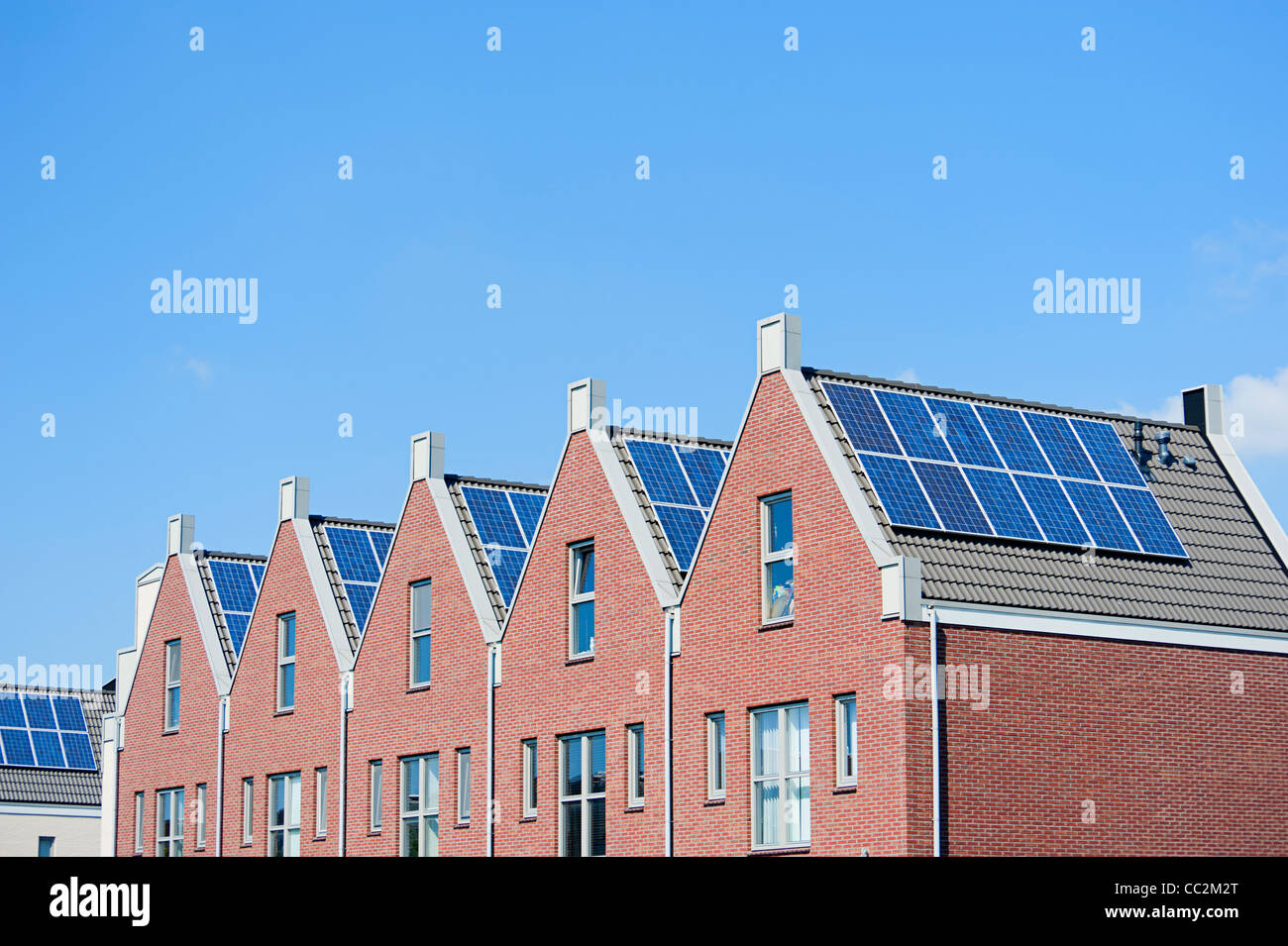 Moderne niederländische Häuser mit Solarzellen auf dem Dach Stockfoto