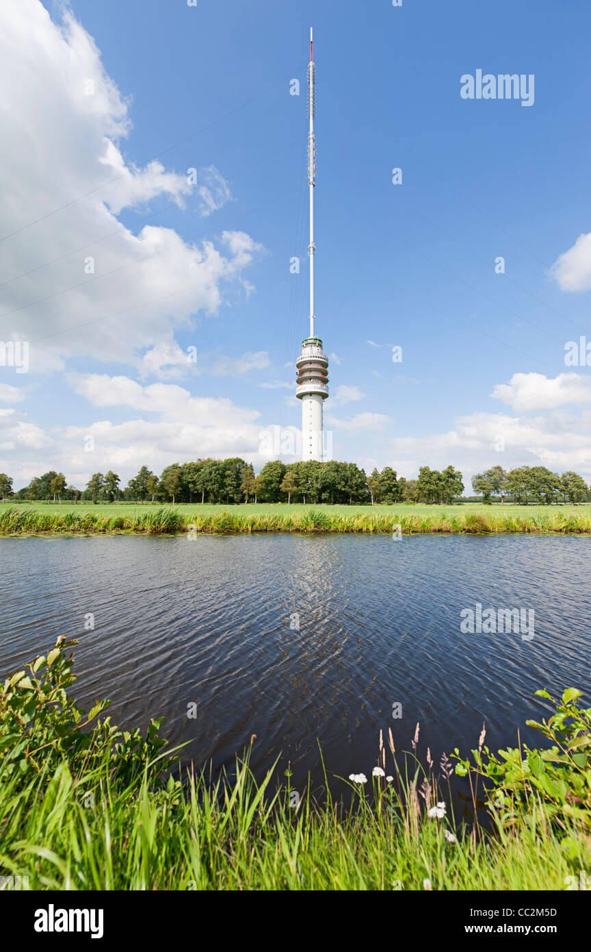 Fernsehturm in holländische Landschaft Stockfoto