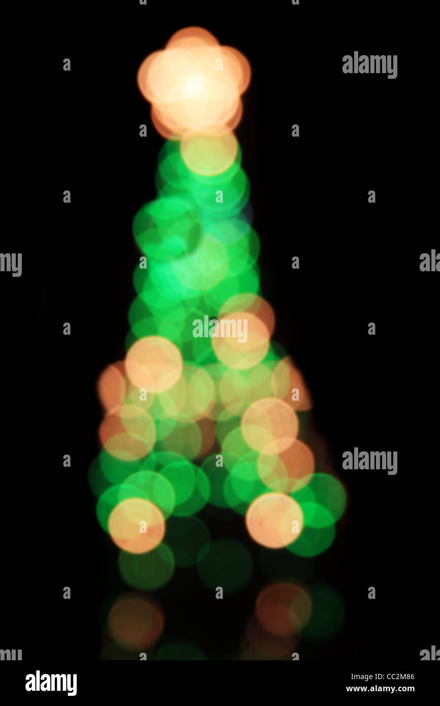 defokussierten verschwommen Weihnachtsbaum auf schwarzem Hintergrund Stockfoto