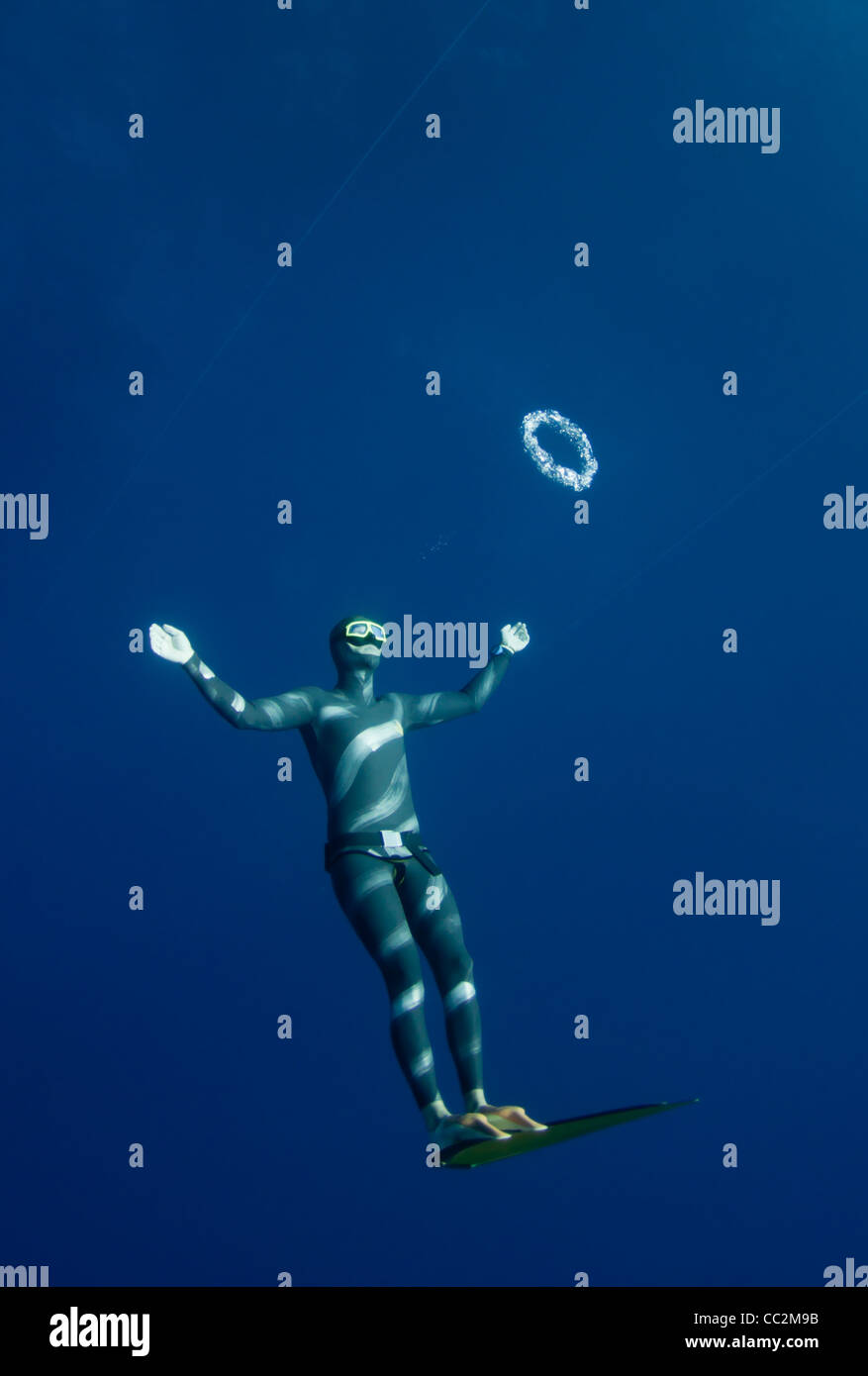 Freediver versucht, schwimmen durch die Luft Blasenring in einer Tiefe von Blue Hole, Dahab, Ägypten Stockfoto