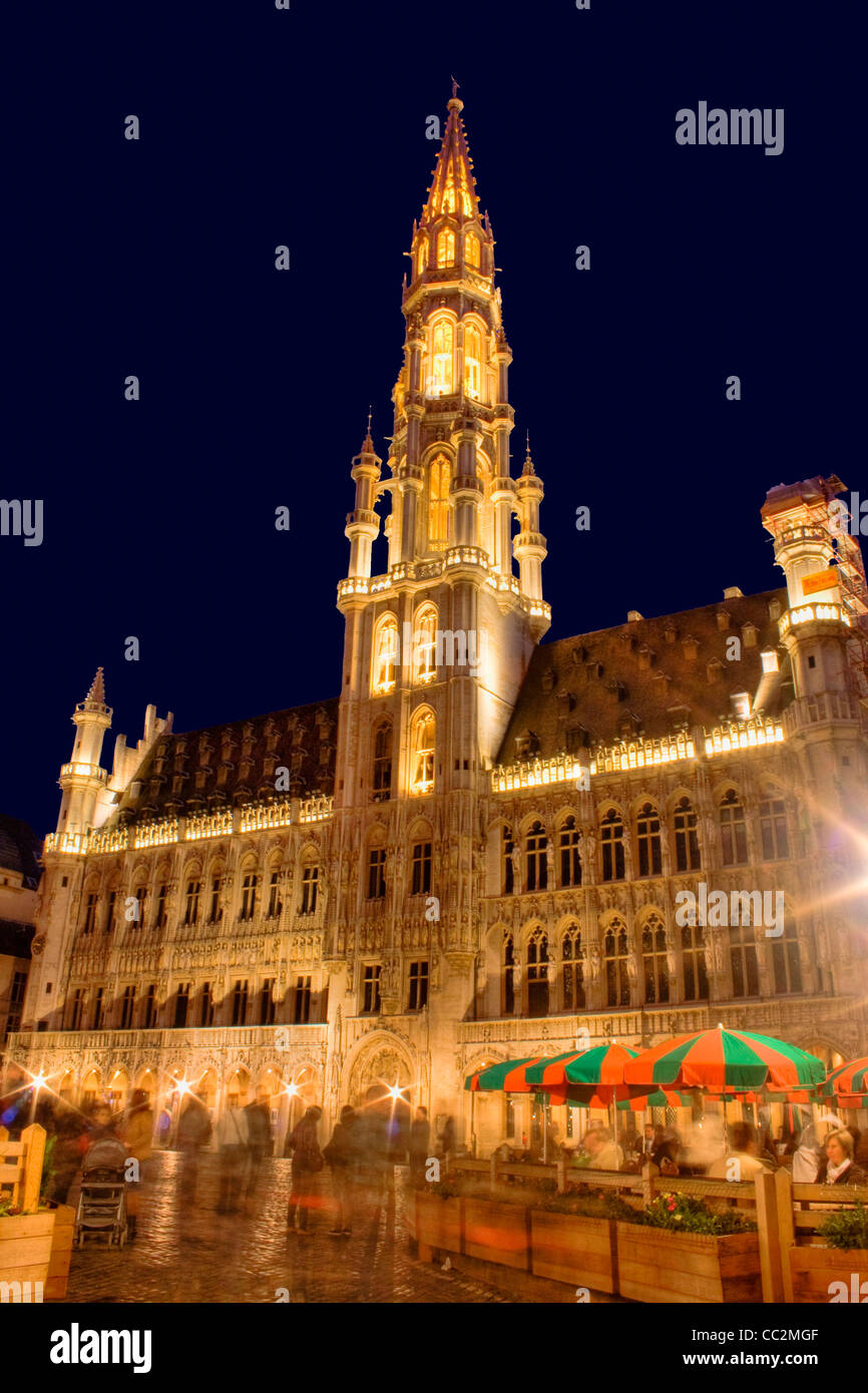 er Brüssel Rathaus steht 96 m (315 ft) hoch und wird begrenzt durch einen 3 Meter (12 ft) st. befindet sich im Grand Place. Stockfoto