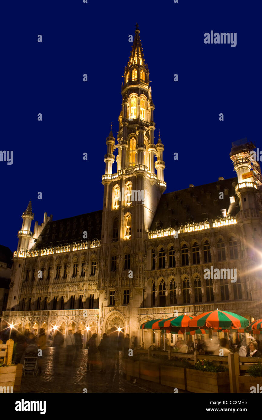 er Brüssel Rathaus steht 96 m (315 ft) hoch und wird begrenzt durch einen 3 Meter (12 ft) st. befindet sich im Grand Place. Stockfoto