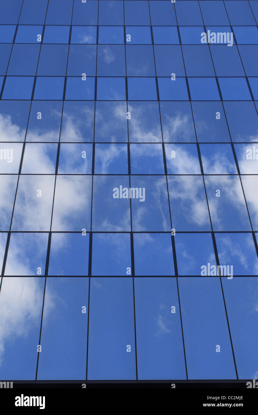 Eine gespiegelte-Gebäude in Brüssel spiegelt einen schönen Tag. Stockfoto