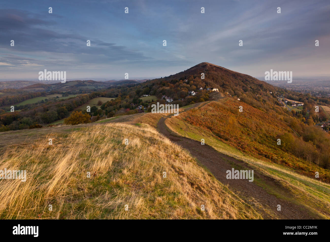 Die Ansicht Nord über den Malvern Hills Verbindungsgrat zum Leuchtfeuer Worcestershire Stockfoto