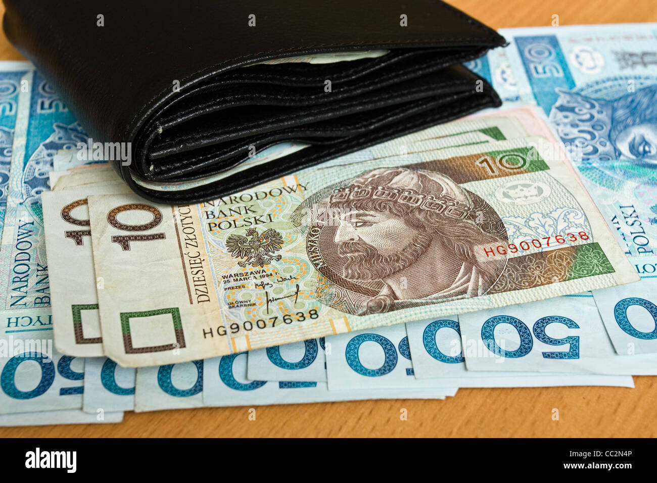 Polnisch-Geld - Zloty, Banknoten und Brieftasche auf dem Tisch Stockfoto